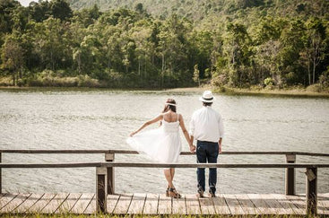 5 Casual Wedding Ideas for Easygoing Couples